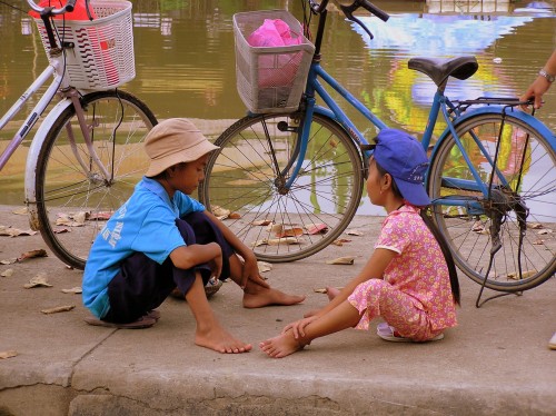 Children's game with stones in Vietnam (pic: Natasha von Geldern)