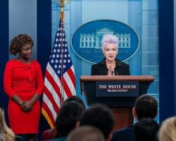Cyndi Lauper discusses psoriasis at the White House Press Conference