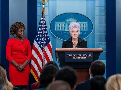 Cyndi Lauper discusses psoriasis at the White House Press Conference