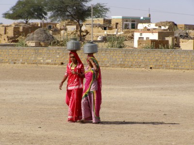 Fetching-water-in-Rajasthan-India