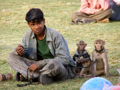 Street-entertainer-in-Delhi-India